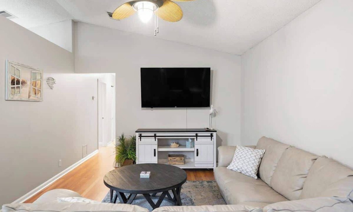 Brunswick House | Seashore Cottage Pet-Friendly/Near FLETC & Shops