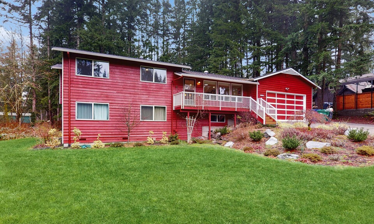 North Creek House | Secluded Modern Escape in Snohomish with Private Sport Court