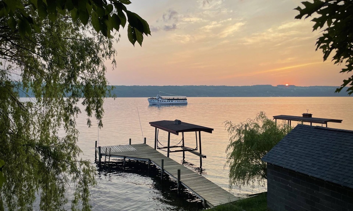 Valois House | Seneca Lake Waterfront Cottage with Hot Tub on FLX Wine Trail