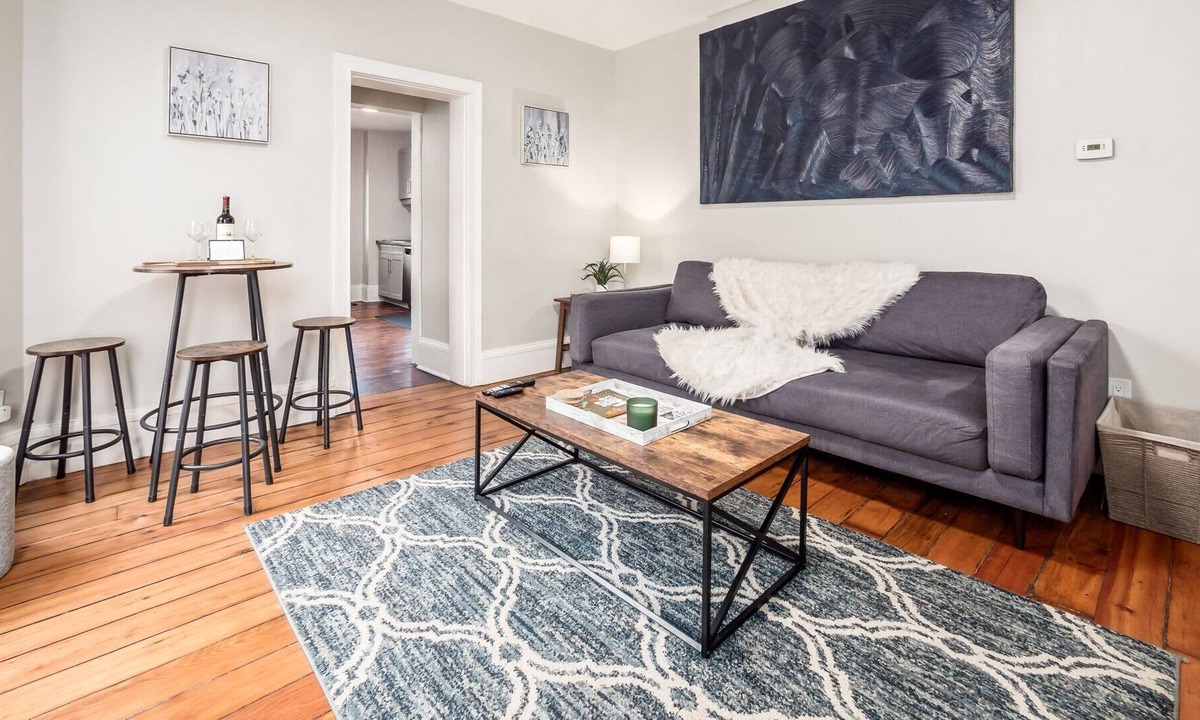 Italian Village House | Short North- 53 1/2 -- LOVELY SHORT NORTH 2BR APARTMENT l FREE P
