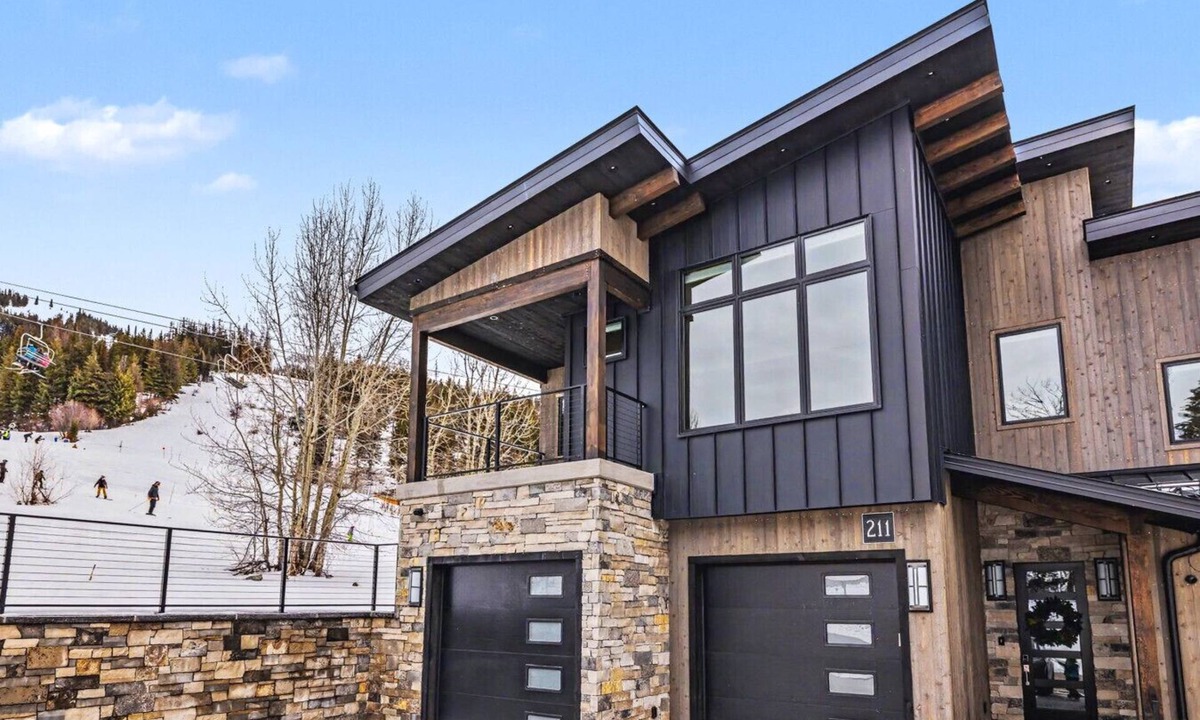 Whitefish Villa | Ski In on Whitefish Mountain 3 BD 3BA Sleeps 12 Incredible SKI Access