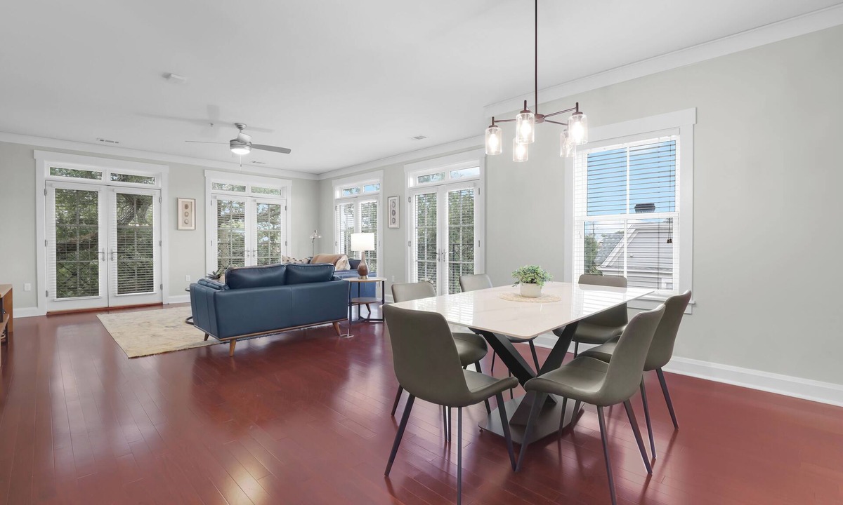 Old West Broad Neighborhood House | Sleeps 28 4 Suites in Walkable Historic District | The Juliette by AvantStay