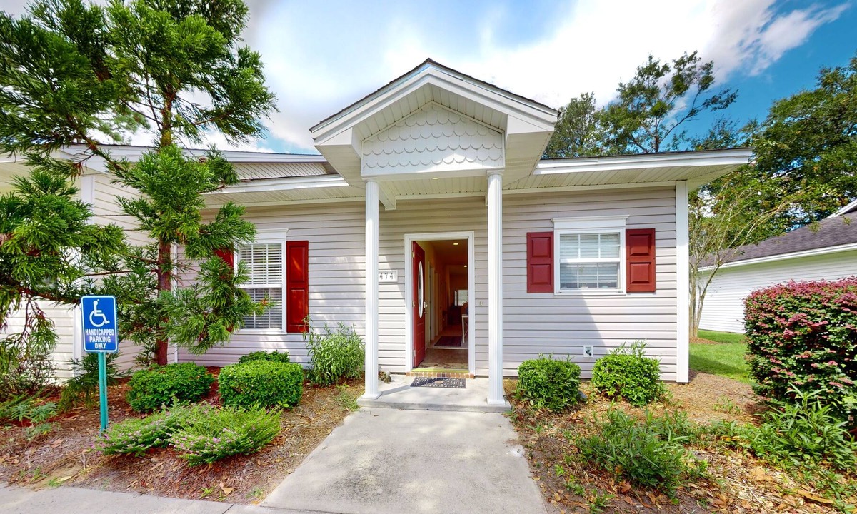 Dock Junction Condo | Snowbird-friendly end condo with back patio, washer/dryer, streaming, central AC