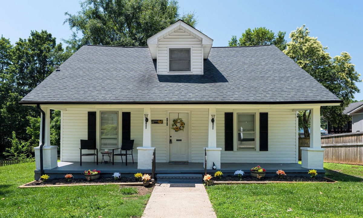 Forest City House | Spacious 5-bedroom house in perfect Forest City downtown, restaurants with AC