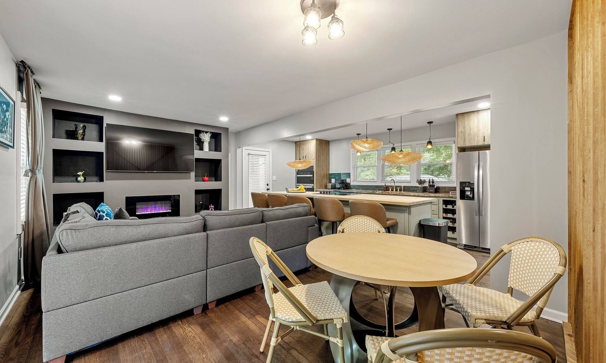Church Street House | Spacious and Charming 5-bedroom House with Modern Amenities in Atlanta