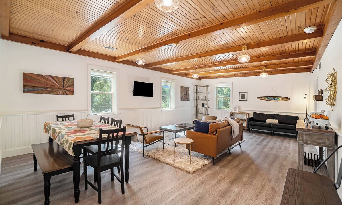 Douglas Apartment | Spacious downtown apartment with parking