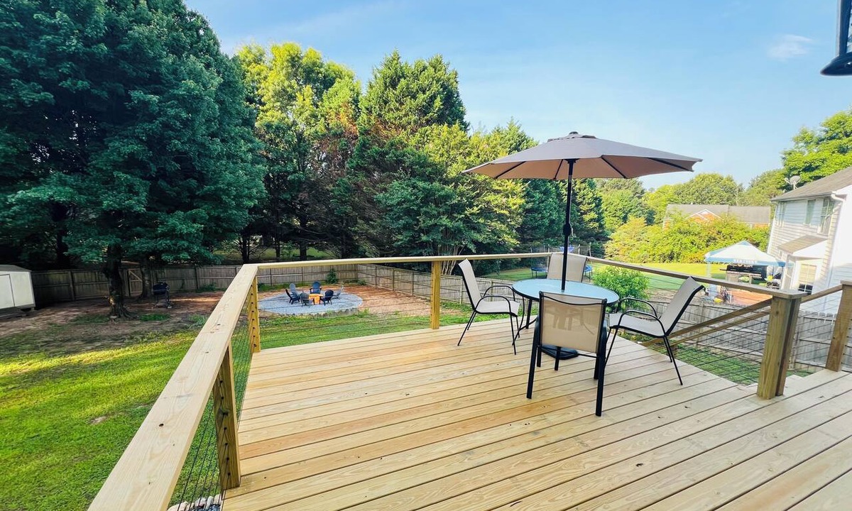 Grayson House | Spacious Family Retreat - Sleeps 10 - Fire Pit - Game room