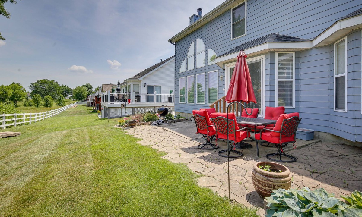 O'Fallon House | Spacious O’Fallon Home w/ Patio on Golf Course!