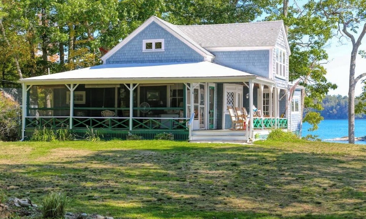 Brunswick House | Spacious Waterfront Estate & Cabins W/Porch, Fireplace, Kayaks & Free WiFi