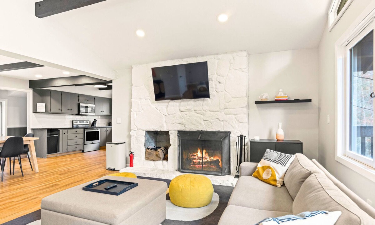 Winhall Ski Chalet | Stratton Mountain Ski Chalet: Hot Tub, Gameroom, Firepit, Grill, EV & Pond Views