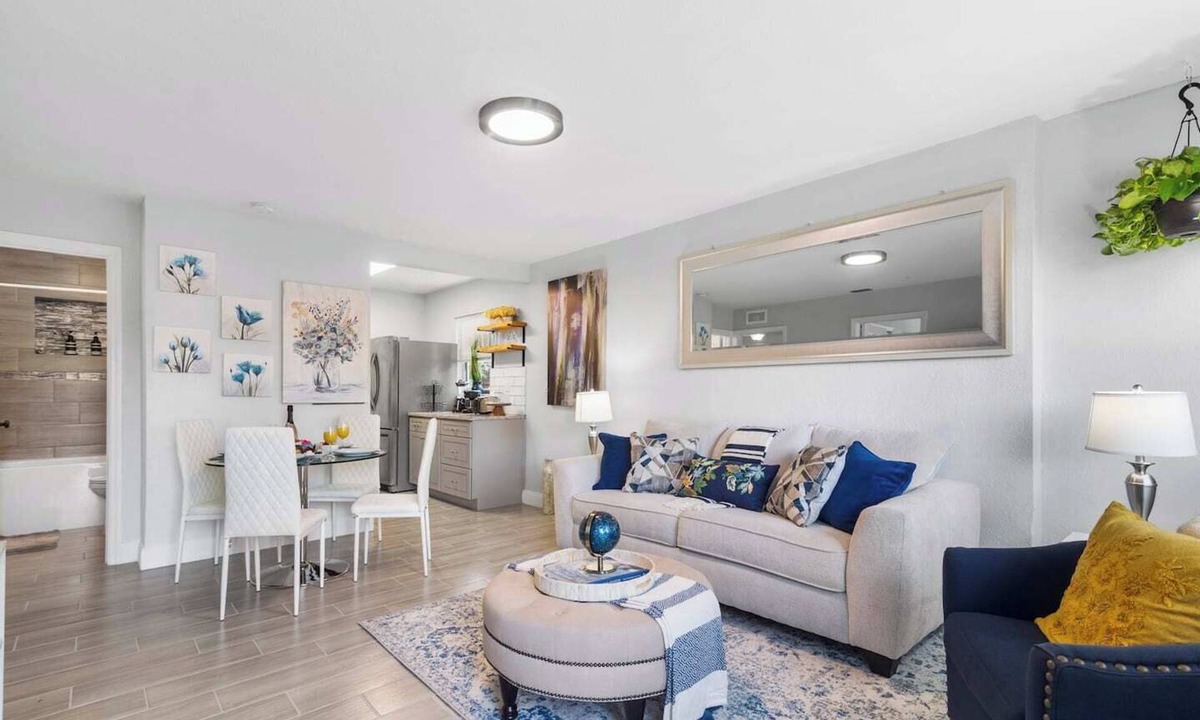 Southwest House | Stylish luxury home near DT & airport