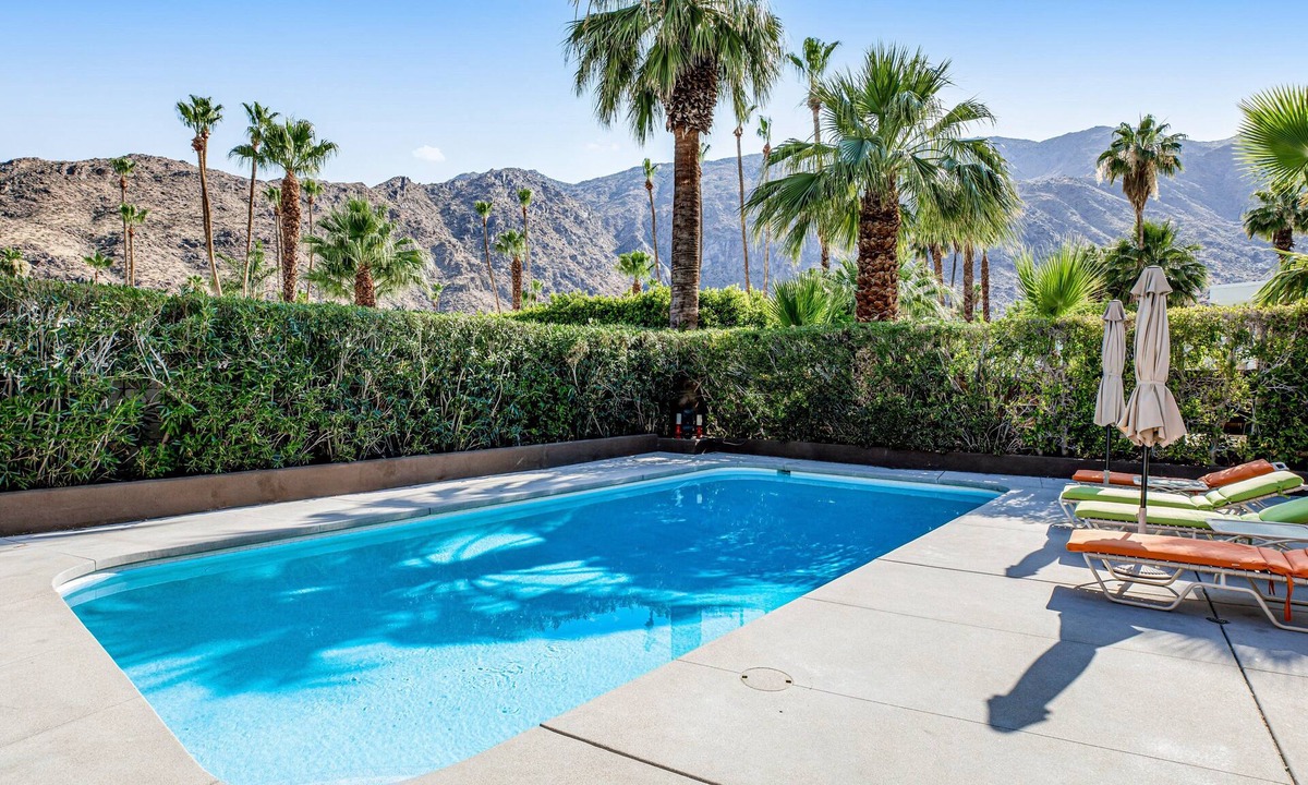 Vista Las Palmas House | Stylish Mid-century gem near downtown with pool, hot tub, fire table & WiFi