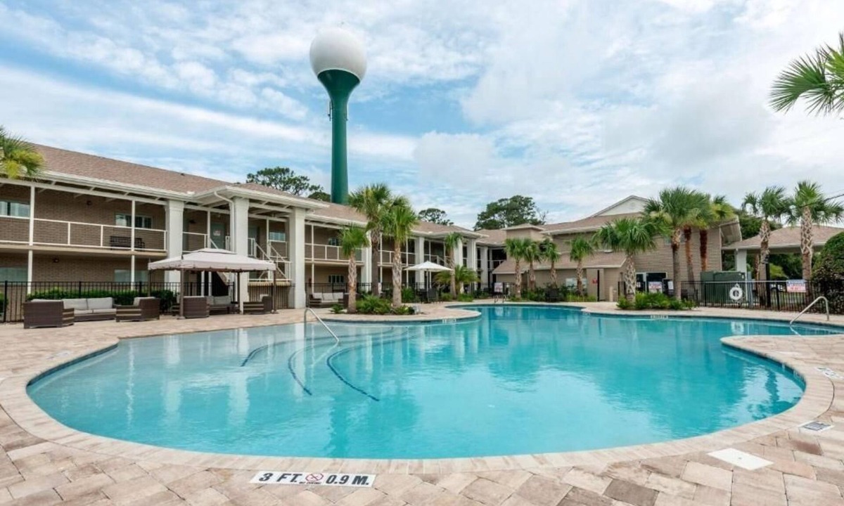 Jekyll Island Hotel | Stylish Suite Stay | Onsite Pool | Free Parking | Free Breakfast | Pets Allowed