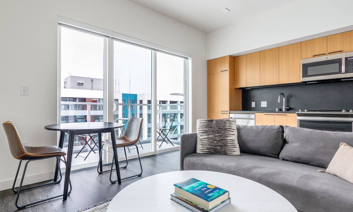 Broadway Apartment | Sunny Capitol Hill 1BR w/W/D, Rooftop, Lounge, near park, by Blueground