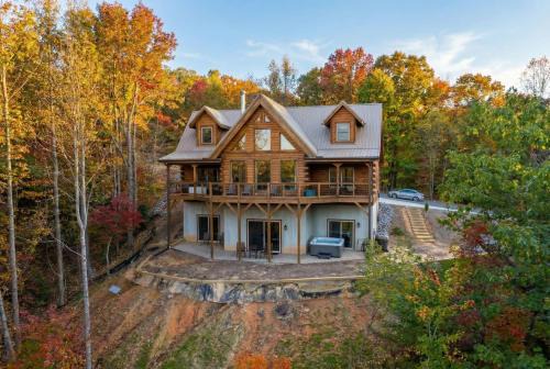 Black Mountain House | Sunset Mountain Lodge - Catawba Falls Retreat, Views, Hot Tub and Game Room