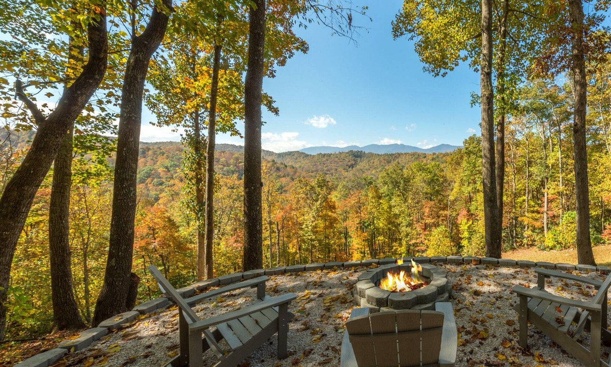 Spruce Pine Cabin | Swiss Pine Lodge, Brand New Hot Tub+Fire-Pit, Grill, Mtn View, Game Room, WiFi!
