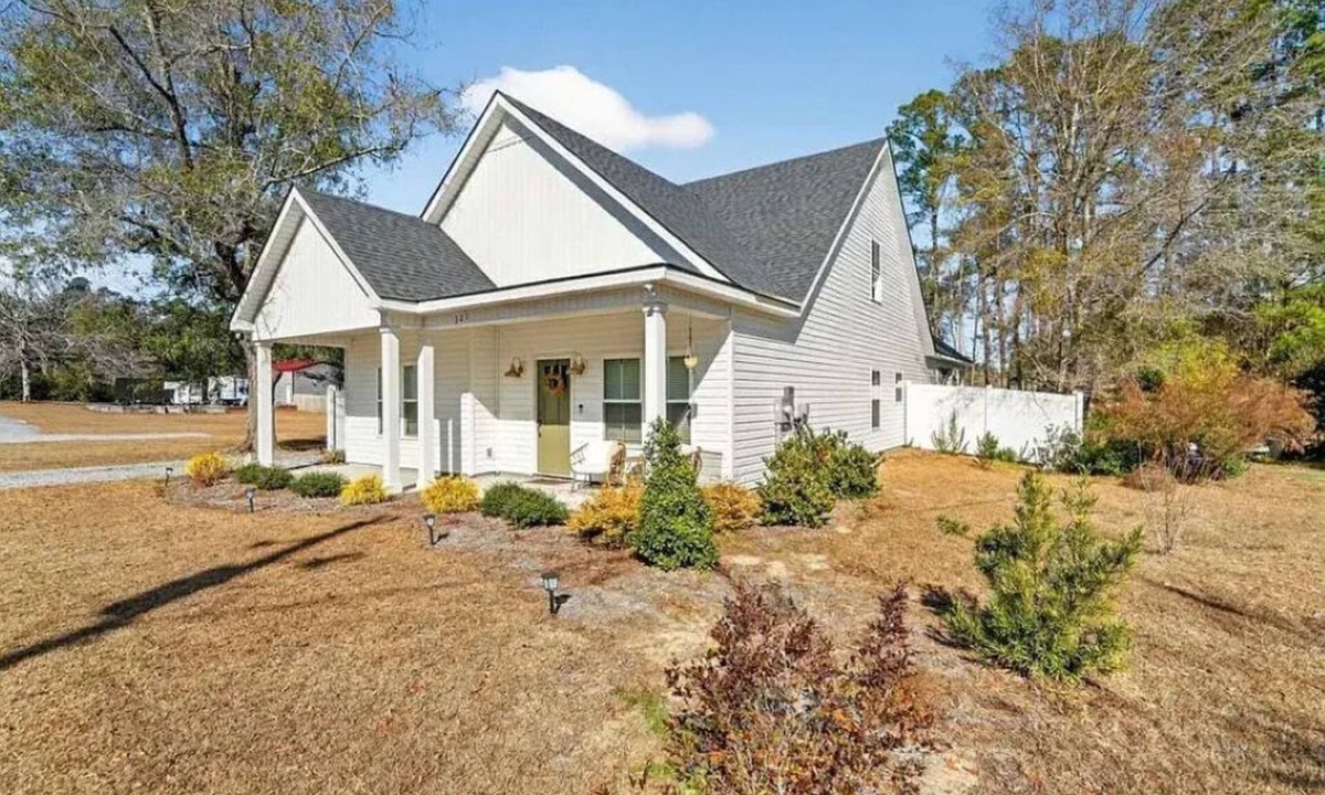 Springfield House | Terrific 4-bedroom bungalow with AC in charming Springfield