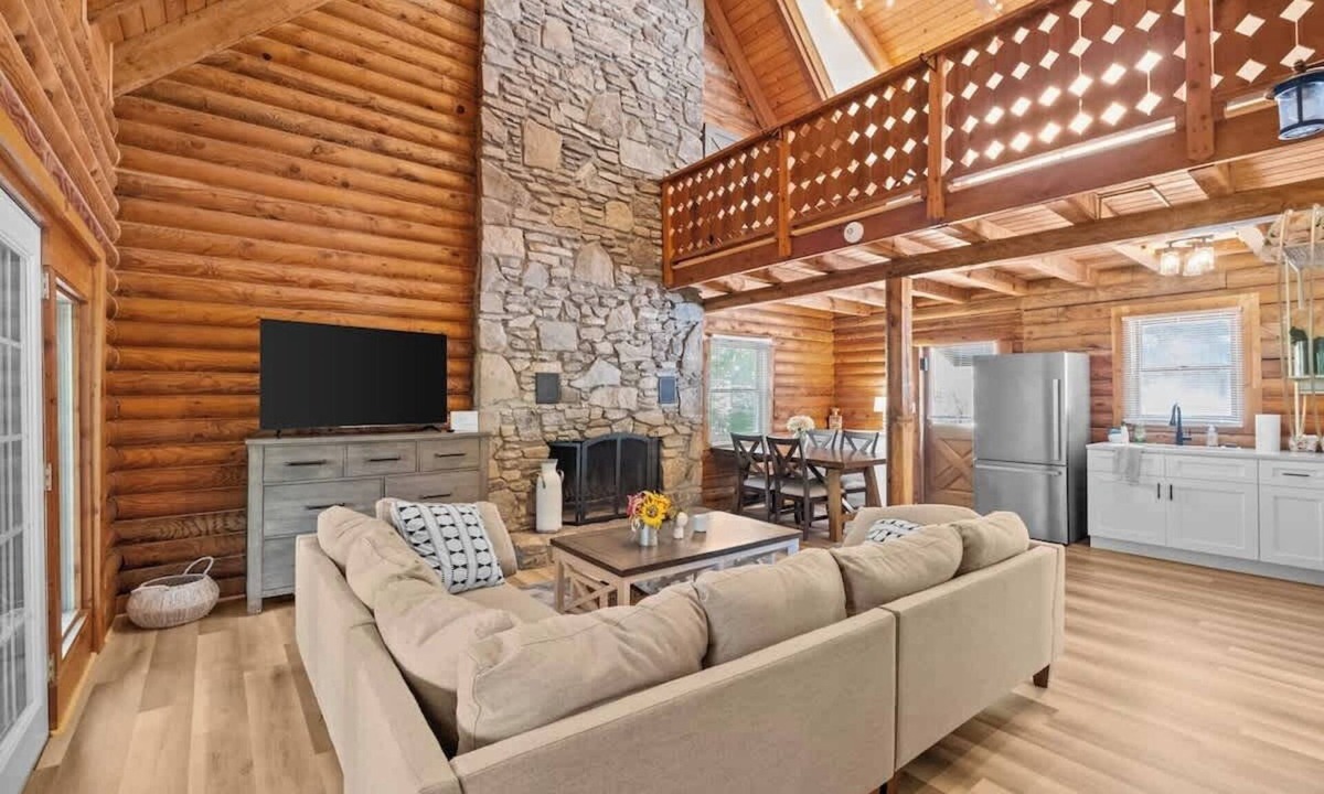 Old Fort Cabin | The Big Smokey cabin w/HOT TUB and Rec Room