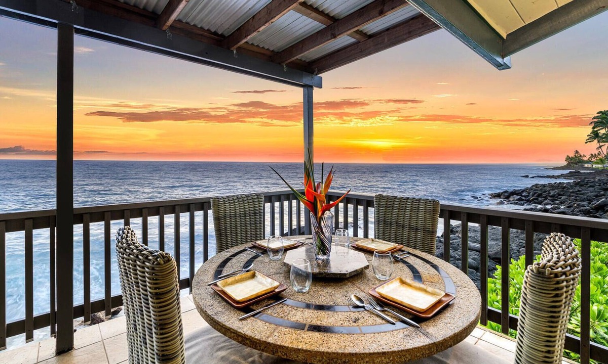 Kahaluu Bay House | The Cottage: Oceanfront Honeymoon Retreat w/Gorgeous Views, By Kahalu'u Beaches
