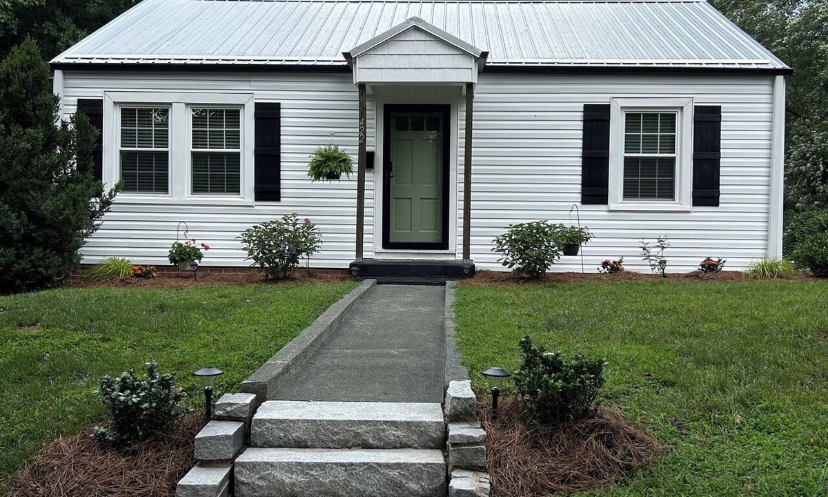 Mount Airy Cottage | The Finch Cottage Charming 2-bedroom cottage Historical District Mount Airy