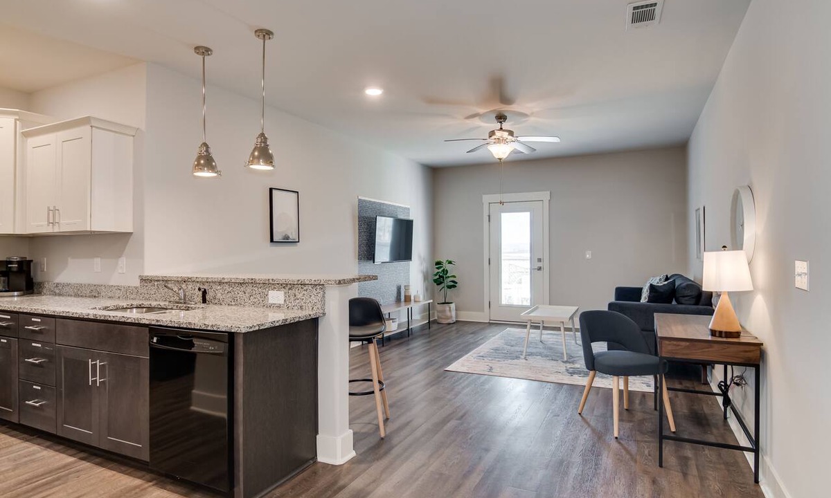 Gracewood Apartment | The James: King Bed - Pool & Gym - Fast WiFi - Ft Gordon - Washer & Dryer