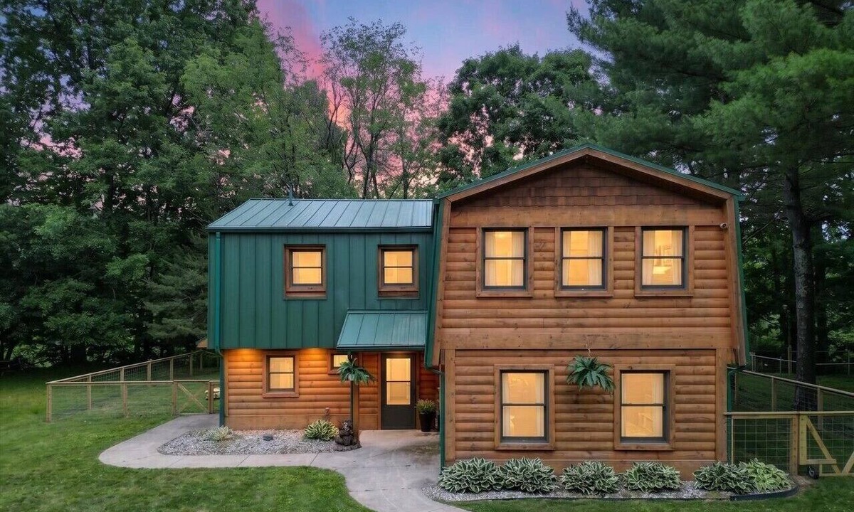 Newaygo Cabin | The Lazy Cast Lodge|Sleeps 12|King Bed|Salt Water Hot Tub