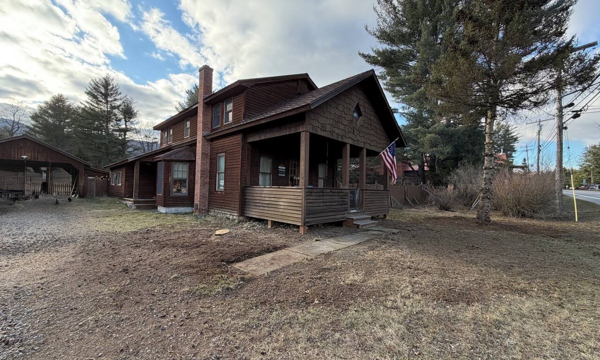 Wells House | The Lazy Oar at Algonquin Lake, Wells, New York