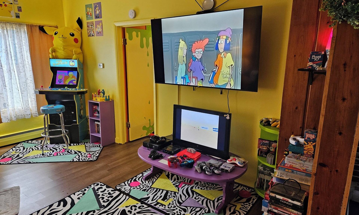 Manistee House | The Retro Retreat! A 90s inspired guest house w something 4 evry1! Pet-Friendly!