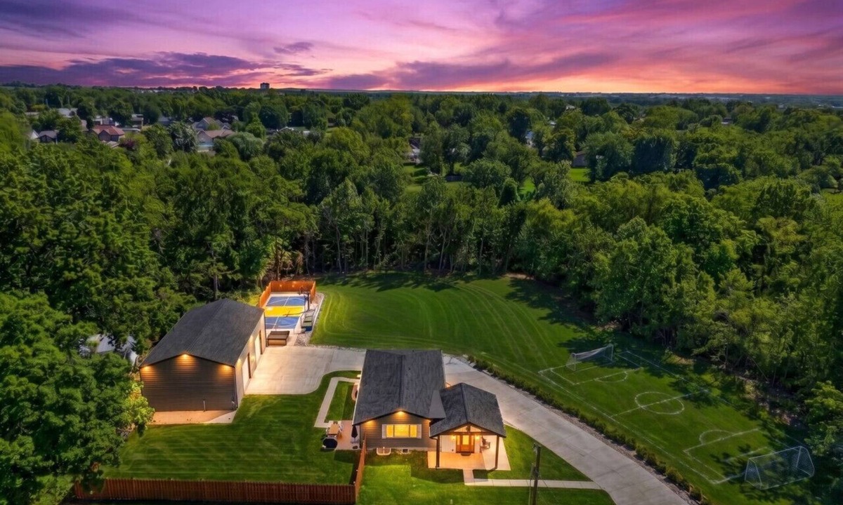 St. Charles House | The Stadium by Mercer Stays | Private 2.2Acre Sports Estate for Teams & Families