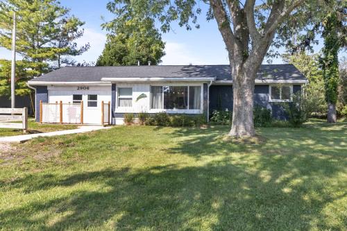 Douglas House | Timber Lodge - Short distance to downtown, beaches, and breweries