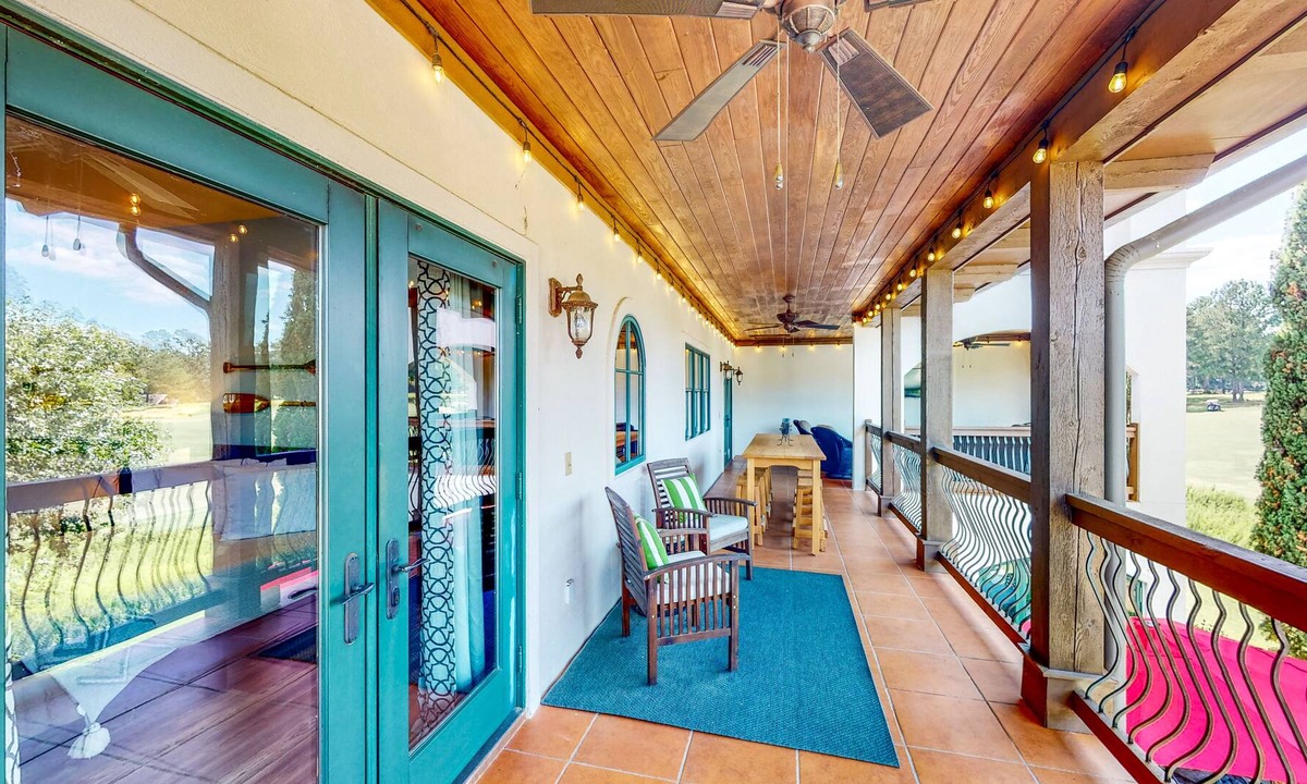 Eatonton Condo | Top-Floor Lake Oconee Condo with Fairway-View Balcony, Grill - Full Kitchen