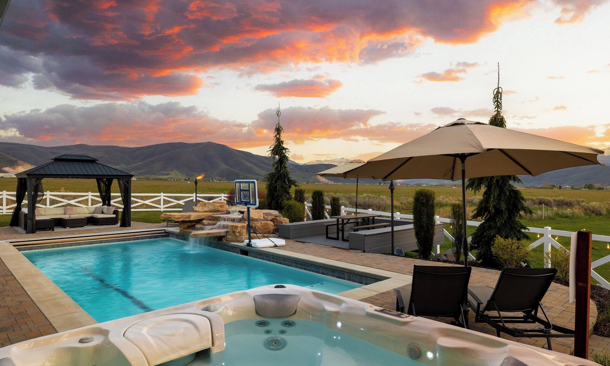 Heber House | Ultimate Family Retreat: VIEWS, Sport Court, Theater, Pool, Sauna, Game Zone!