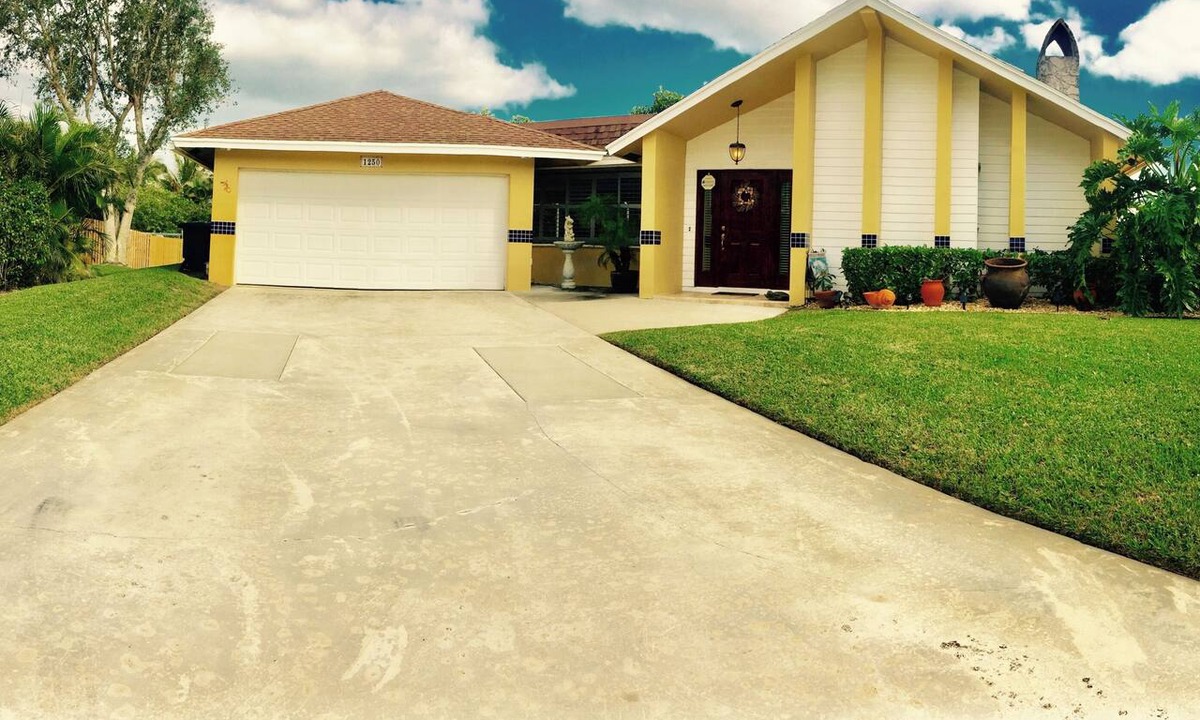 Jupiter House | Unique Waterfront 3/2.5 Home. Heated Pool/Boat Dock. Nice to Fish! Location 👌