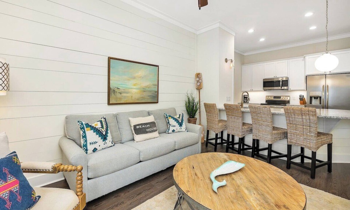 King City Condo | Updated condo with pool & steps to village