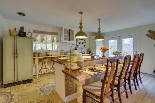 Coloma House | Vintage Coloma Home w/Deck: Shop, Swim & Dine!