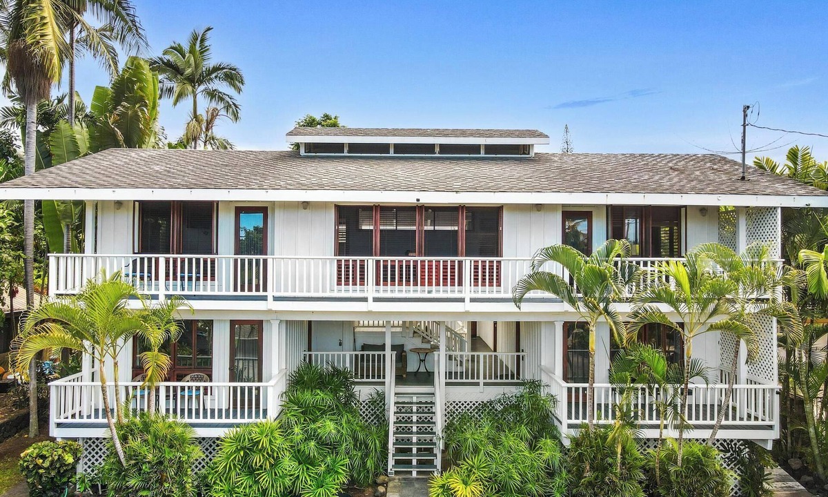 Kahaluu Bay House | Walk to Beach! HUGE 5 bedroom, 5 bath with Pool!