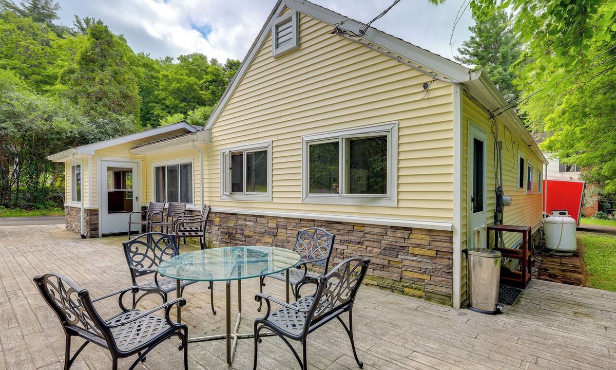 Rotterdam Junction Cottage | Waterfront Ballston Lake Home: 15 Mi to Saratoga!