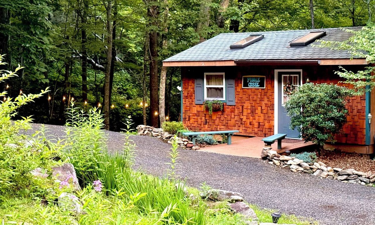 Laurel Ridge Cabin | Welcome to Black Mountain Stomping Ground's Fiddle Creek w King Bed/brook.