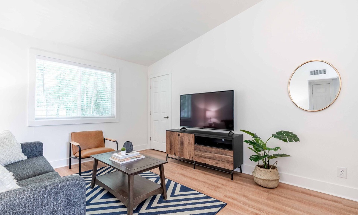 Lindridge-Martin Manor Apartment | West Home - *New* Charming and Cozy 2bd 1ba Apartment with New Gym