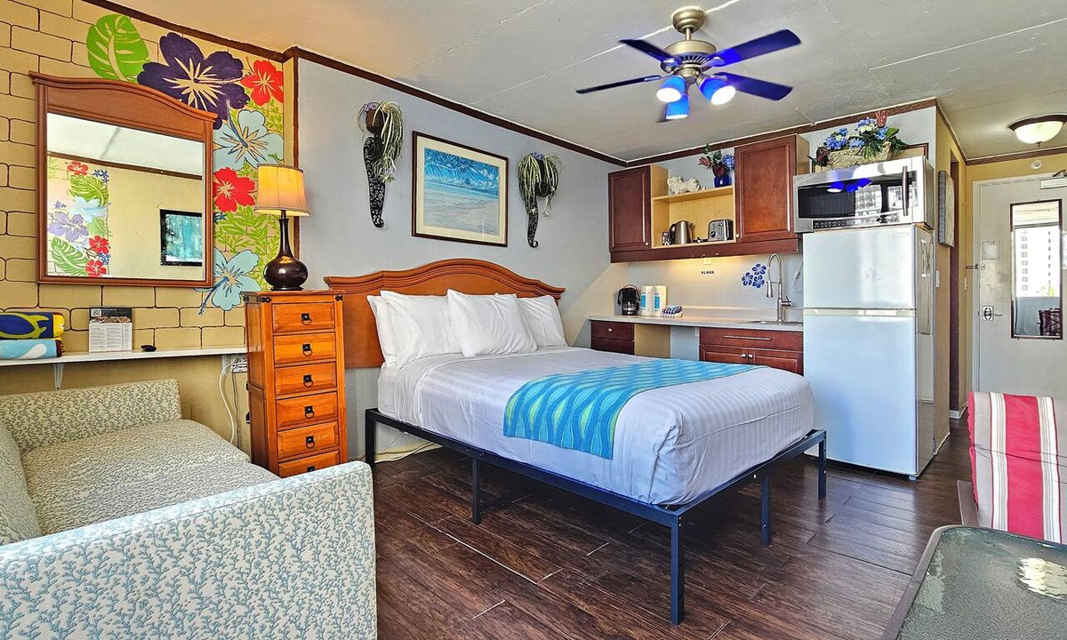 Waikiki Apartment | WG 705 —Cozy Queen-Bed studio steps to Waikiki Beach & Zoo w/AC, Pool, & Kitchen