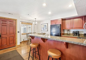 All Seasons Condo -Sleeps 6 - 2 King beds!