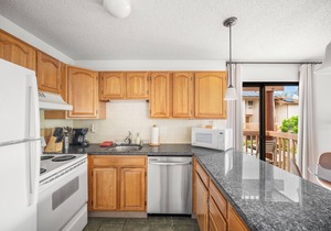 Banyan Harbor #C33, Walk to Beach, Wifi, AC, Pool, Parking, Laundry