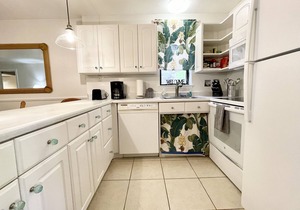 Banyan Harbor #E56, Walk to Beach, Wifi, AC, Pool, Parking, Laundry