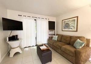 Banyan Harbor #E56, Walk to Beach, Wifi, AC, Pool, Parking, Laundry