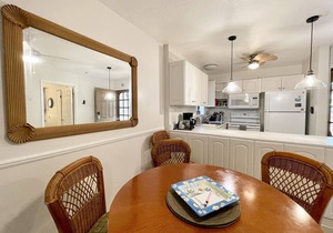 Banyan Harbor #E56, Walk to Beach, Wifi, AC, Pool, Parking, Laundry