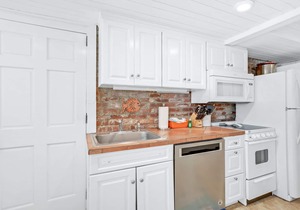Cozy East Beach Cottage, Steps to Beach, Large Screened Porch & Pet Friendly!