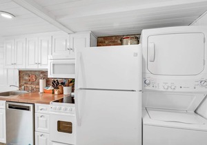 Cozy East Beach Cottage, Steps to Beach, Large Screened Porch & Pet Friendly!