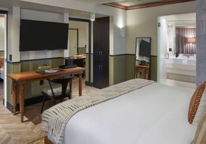 Escape to Miami Beach Bliss! Poolside Haven, Steps to Lummus Park, Pet-Welcome!"
