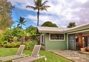 Hawaii Life Rentals presents Lani Kai - Beachfront on Hanalei Bay.
