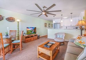 "Oceanfront Condo: Coconut Tree & Ocean Views, Whale Watching, Paddlers, and Surfers at Wailua Bay!"